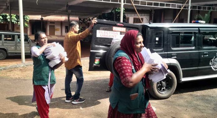 കോന്നിയിൽ പോസ്റ്റൽ ബാലറ്റുകൾ വിതരണം ചെയ്തു കോന്നിയിൽ പോസ്റ്റൽ ബാലറ്റുകൾ വിതരണം ചെയ്തു