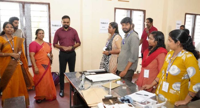 തദ്ദേശ തിരഞ്ഞെടുപ്പ് : ഇവിഎം കമ്മീഷനിങ് ആരംഭിച്ചു തദ്ദേശ തിരഞ്ഞെടുപ്പ് : ഇവിഎം കമ്മീഷനിങ് ആരംഭിച്ചു