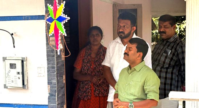 പുഷ്പലതയുടെ വീട്ടിൽ ഇന്നുമുതൽ ക്രിസ്തുമസ് വിളക്ക് തെളിയും – കെഎസ്ഇബി വൈദ്യുതി ബന്ധം പുനസ്ഥാപിച്ചു പുഷ്പലതയുടെ വീട്ടിൽ ഇന്നുമുതൽ ക്രിസ്തുമസ് വിളക്ക് തെളിയും – കെഎസ്ഇബി വൈദ്യുതി ബന്ധം പുനസ്ഥാപിച്ചു