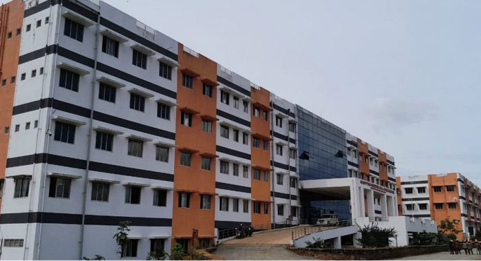 കോന്നി മെഡിക്കൽ കോളേജിലെ 14 കാരന്റെ വലതുകൈ വളഞ്ഞുപോയ സംഭവത്തിൽ വിചിത്ര മറുപടിയുമായി ആശുപത്രി സൂപ്രണ്ട് കോന്നി മെഡിക്കൽ കോളേജിലെ 14 കാരന്റെ വലതുകൈ വളഞ്ഞുപോയ സംഭവത്തിൽ വിചിത്ര മറുപടിയുമായി ആശുപത്രി സൂപ്രണ്ട്