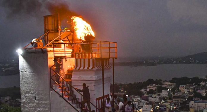 തിരുപ്പരങ്കുണ്ട്രം മലയിലെ ദീപം തെളിയിക്കല് തര്ക്കത്തിൽ ഇന്ന് നിര്ണായകം ; കോടതിയലക്ഷ്യം ഹര്ജി ഹൈക്കോടതി മധുര ബെഞ്ചിൽ തിരുപ്പരങ്കുണ്ട്രം മലയിലെ ദീപം തെളിയിക്കല് തര്ക്കത്തിൽ ഇന്ന് നിര്ണായകം ; കോടതിയലക്ഷ്യം ഹര്ജി ഹൈക്കോടതി മധുര ബെഞ്ചിൽ