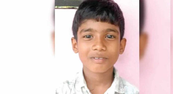 വീടിന് മുന്നില്വെച്ച് പാമ്പ് കടിയേറ്റ എട്ടുവയസുകാരന് ദാരുണാന്ത്യം വീടിന് മുന്നില്വെച്ച് പാമ്പ് കടിയേറ്റ എട്ടുവയസുകാരന് ദാരുണാന്ത്യം