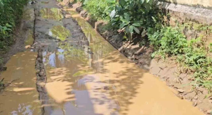 ഇത് തോടല്ല; “റോഡാണ്.” വട്ടടി ദേവസ്വംചിറ റോഡിൽ യാത്രക്ലേശം രൂക്ഷം ഇത് തോടല്ല; “റോഡാണ്.” വട്ടടി ദേവസ്വംചിറ റോഡിൽ യാത്രക്ലേശം രൂക്ഷം