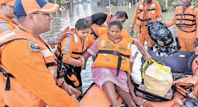 ശ്രീലങ്കയിലെ പ്രളയത്തിൽ കുടുങ്ങിയ 9 മാസം ഗർഭിണിയായ സ്ത്രീയെ ഇന്ത്യൻ സേന രക്ഷപ്പെടുത്തി ശ്രീലങ്കയിലെ പ്രളയത്തിൽ കുടുങ്ങിയ 9 മാസം ഗർഭിണിയായ സ്ത്രീയെ ഇന്ത്യൻ സേന രക്ഷപ്പെടുത്തി