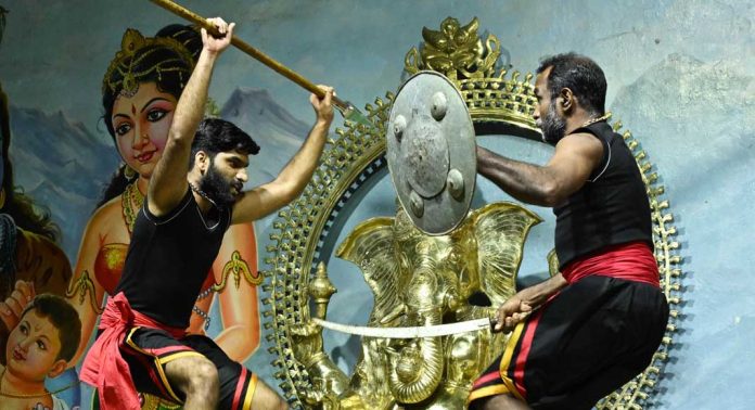 അയ്യപ്പസന്നിധിയിൽ ‘അറപ്പക്കൈ’ വീര്യം ; വീരമണികണ്ഠന് അർച്ചനയായി വടക്കൻ കളരി അയ്യപ്പസന്നിധിയിൽ ‘അറപ്പക്കൈ’ വീര്യം ; വീരമണികണ്ഠന് അർച്ചനയായി വടക്കൻ കളരി