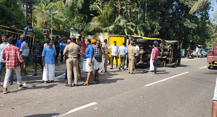 റാന്നി മന്ദിരം പടിയില് നാലു വാഹനങ്ങള് കൂട്ടിയിടിച്ച് എട്ടോളം പേര്ക്ക് പരിക്ക് റാന്നി മന്ദിരം പടിയില് നാലു വാഹനങ്ങള് കൂട്ടിയിടിച്ച് എട്ടോളം പേര്ക്ക് പരിക്ക്