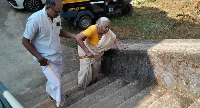 അരുവാപ്പുലത്ത് പടികൾ കയറി ഇറങ്ങി പ്രായമായ വോട്ടർമാർ അരുവാപ്പുലത്ത് പടികൾ കയറി ഇറങ്ങി പ്രായമായ വോട്ടർമാർ