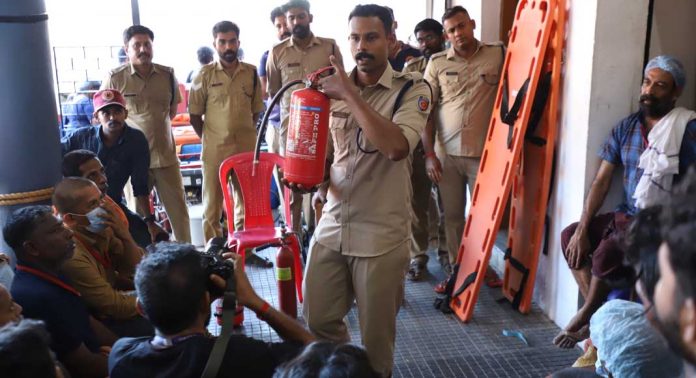 ശബരിമല : സുരക്ഷയ്ക്കായി ഫയർ ഫോഴ്സ് കവചം ശബരിമല : സുരക്ഷയ്ക്കായി ഫയർ ഫോഴ്സ് കവചം
