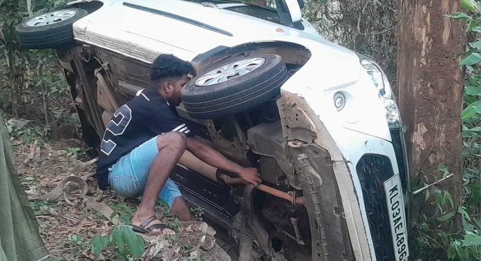 മ്ലാവ് കുറുകെ ചാടി നിയന്ത്രണം വിട്ട കാർ താഴ്ച്ചയിലേക്ക് മറിഞ്ഞു മ്ലാവ് കുറുകെ ചാടി നിയന്ത്രണം വിട്ട കാർ താഴ്ച്ചയിലേക്ക് മറിഞ്ഞു