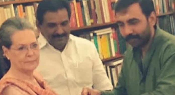 സോണിയ-ഉണ്ണികൃഷ്ണൻ പോറ്റി ചിത്രം ആയുധമാക്കാൻ സിപിഎം ; തിരിച്ചടിച്ച് കോൺഗ്രസ് സോണിയ-ഉണ്ണികൃഷ്ണൻ പോറ്റി ചിത്രം ആയുധമാക്കാൻ സിപിഎം ; തിരിച്ചടിച്ച് കോൺഗ്രസ്