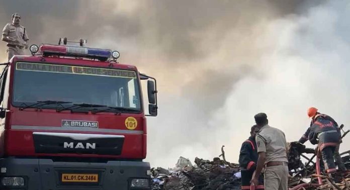 തലശേരിയിലെ തീപിടിത്തം: അകത്ത് കൂട്ടിയിട്ട പ്ലാസ്റ്റിക് ഇപ്പോഴും കത്തിക്കൊണ്ടിരിക്കുന്നു ; പ്രദേശത്ത് കനത്ത പുക തലശേരിയിലെ തീപിടിത്തം: അകത്ത് കൂട്ടിയിട്ട പ്ലാസ്റ്റിക് ഇപ്പോഴും കത്തിക്കൊണ്ടിരിക്കുന്നു ; പ്രദേശത്ത് കനത്ത പുക