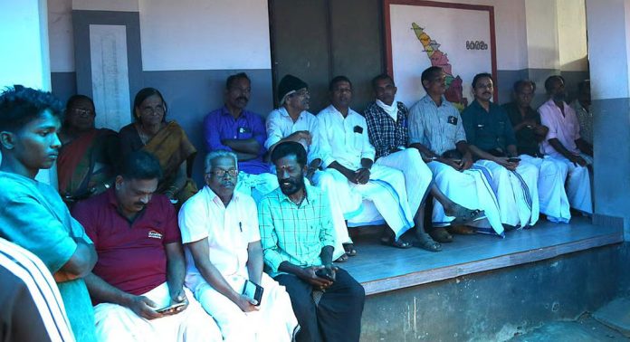 വടക്കന് കേരളം വിധിയെഴുതുന്നു ; ഉച്ചയ്ക്ക് ഒരു മണിവരെ 50 ശതമാനം കടന്ന് പോളിങ്, ബൂത്തുകളില് നീണ്ടനിര വടക്കന് കേരളം വിധിയെഴുതുന്നു ; ഉച്ചയ്ക്ക് ഒരു മണിവരെ 50 ശതമാനം കടന്ന് പോളിങ്, ബൂത്തുകളില് നീണ്ടനിര