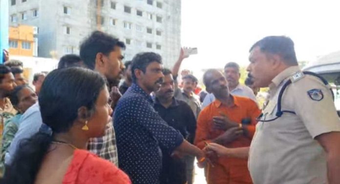 കോന്നി മെഡിക്കൽ കോളേജിന് മുന്നിൽ സുബിഷിന്റെ കുടുംബവും കെ എസ് എബി ഉദ്യോഗസ്ഥരും തമ്മിൽ തർക്കം കോന്നി മെഡിക്കൽ കോളേജിന് മുന്നിൽ സുബിഷിന്റെ കുടുംബവും കെ എസ് എബി ഉദ്യോഗസ്ഥരും തമ്മിൽ തർക്കം