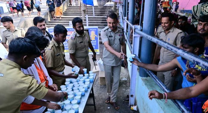 ക്ഷീണിച്ചെത്തുന്ന അയ്യപ്പന്മാര്ക്ക് ഗ്ലൂക്കോസ് നല്കി പോലീസ് ക്ഷീണിച്ചെത്തുന്ന അയ്യപ്പന്മാര്ക്ക് ഗ്ലൂക്കോസ് നല്കി പോലീസ്