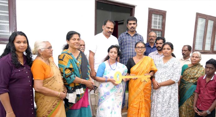 ഡോ. എം. എസ്. സുനിലിന്റെ 366- മത് സ്നേഹഭവനം ക്രിസ്മസ് സമ്മാനമായി അംബിക ദേവിക്കും കുടുംബത്തിനും ഡോ. എം. എസ്. സുനിലിന്റെ 366- മത് സ്നേഹഭവനം ക്രിസ്മസ് സമ്മാനമായി അംബിക ദേവിക്കും കുടുംബത്തിനും
