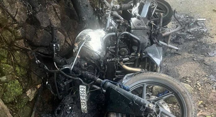 തണ്ണിത്തോട് മേടപ്പാറയിൽ ബൈക്ക് കത്തിച്ച സംഭവത്തിൽ പ്രതിയെ പിടികൂടുവാൻ തെളിവുകൾ ലഭിക്കാതെ ഇരുട്ടിൽതപ്പി പോലീസ് തണ്ണിത്തോട് മേടപ്പാറയിൽ ബൈക്ക് കത്തിച്ച സംഭവത്തിൽ പ്രതിയെ പിടികൂടുവാൻ തെളിവുകൾ ലഭിക്കാതെ ഇരുട്ടിൽതപ്പി പോലീസ്