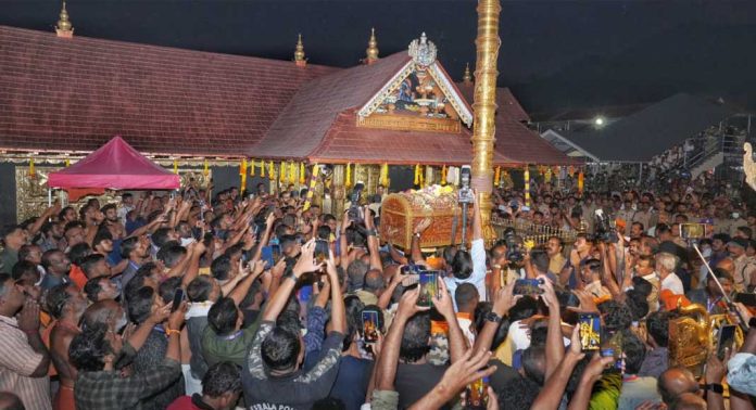 തങ്ക അങ്കിക്കു സന്നിധാനത്ത് ഭക്തിനിർഭരമായ വരവേൽപ്പ് തങ്ക അങ്കിക്കു സന്നിധാനത്ത് ഭക്തിനിർഭരമായ വരവേൽപ്പ്