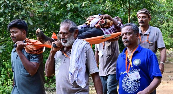 സേവനസന്നദ്ധരായി എമര്ജന്സി സ്ട്രെച്ചര് ടീം സേവനസന്നദ്ധരായി എമര്ജന്സി സ്ട്രെച്ചര് ടീം
