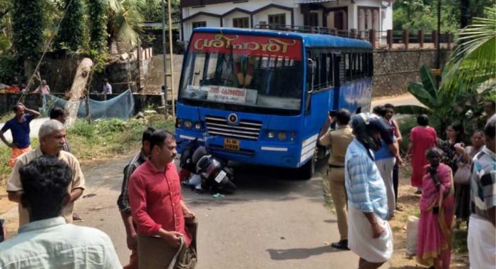 അത്തിക്കയത്ത് സ്വകാര്യ ബസും ഇരുചക്ര വാഹനവും കൂട്ടിയിടിച്ചു ; മൂന്ന് പേർക്ക് പരിക്ക് അത്തിക്കയത്ത് സ്വകാര്യ ബസും ഇരുചക്ര വാഹനവും കൂട്ടിയിടിച്ചു ; മൂന്ന് പേർക്ക് പരിക്ക്
