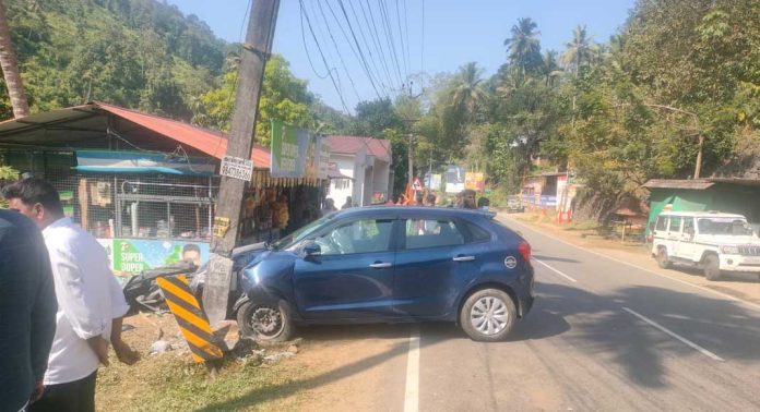 ശബരിമല തീര്ത്ഥാടകര് സഞ്ചരിച്ച കാര് വൈദ്യുതി തൂണില് ഇടിച്ച് അപകടം ശബരിമല തീര്ത്ഥാടകര് സഞ്ചരിച്ച കാര് വൈദ്യുതി തൂണില് ഇടിച്ച് അപകടം