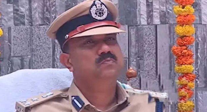 അനധികൃത സ്വത്ത് സമ്പാദനം : ജയിൽ ഡിഐജി വിനോദ് കുമാറിന്റെ വീട്ടിൽ വിജിലൻസ് പരിശോധന അനധികൃത സ്വത്ത് സമ്പാദനം : ജയിൽ ഡിഐജി വിനോദ് കുമാറിന്റെ വീട്ടിൽ വിജിലൻസ് പരിശോധന