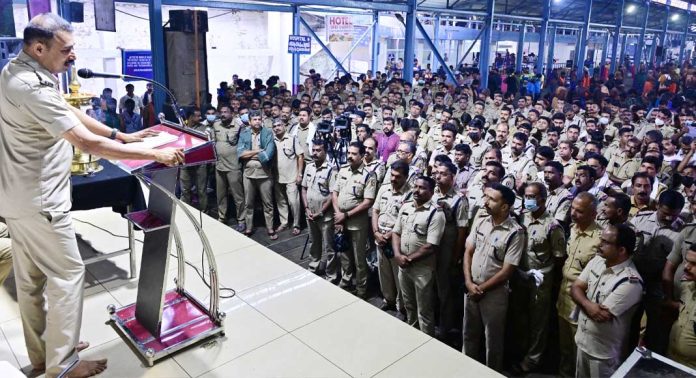 പോലീസില് നിന്ന് ഭക്തര് പ്രതീക്ഷിക്കുന്നത് നല്ല പെരുമാറ്റം മാത്രം : സ്പെഷ്യല് ഓഫീസര് പി.ബാലകൃഷ്ണന് നായര് പോലീസില് നിന്ന് ഭക്തര് പ്രതീക്ഷിക്കുന്നത് നല്ല പെരുമാറ്റം മാത്രം : സ്പെഷ്യല് ഓഫീസര് പി.ബാലകൃഷ്ണന് നായര്