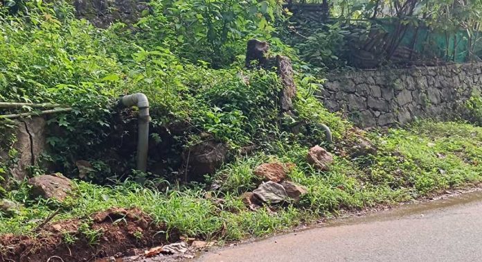 ഉന്നത നിലവാരത്തില് നിര്മ്മിച്ച ചെത്തോങ്കര – അത്തിക്കയം റോഡിലെ കുടിവെള്ള വിതരണ പൈപ്പ് ഇതുവരെ മാറ്റി സ്ഥാപിച്ചില്ല ഉന്നത നിലവാരത്തില് നിര്മ്മിച്ച ചെത്തോങ്കര – അത്തിക്കയം റോഡിലെ കുടിവെള്ള വിതരണ പൈപ്പ് ഇതുവരെ മാറ്റി സ്ഥാപിച്ചില്ല