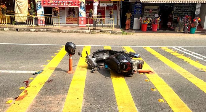 കുമ്പഴ ജംഗ്ഷനില് ആംബുലന്സ് സ്കൂട്ടറില് ഇടിച്ചു ; മലയാലപ്പുഴ സ്വദേശിക്ക് ഗുരുതര പരിക്ക് കുമ്പഴ ജംഗ്ഷനില് ആംബുലന്സ് സ്കൂട്ടറില് ഇടിച്ചു ; മലയാലപ്പുഴ സ്വദേശിക്ക് ഗുരുതര പരിക്ക്