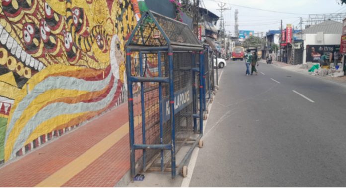 യാത്രക്കാര്ക്ക് ഭീഷണിയായി പത്തനംതിട്ട നഗരത്തില് പോലീസ് ഉപേക്ഷിച്ച ബാരിക്കേഡുകള് യാത്രക്കാര്ക്ക് ഭീഷണിയായി പത്തനംതിട്ട നഗരത്തില് പോലീസ് ഉപേക്ഷിച്ച ബാരിക്കേഡുകള്
