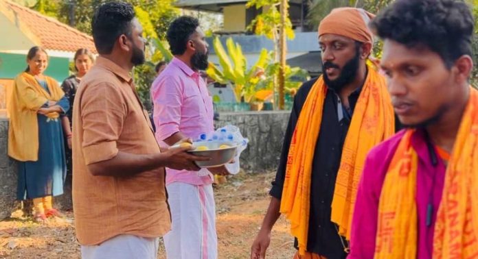 ശബരി സേവാ ട്രസ്റ്റിന്റെ നേതൃത്വത്തിൽ തിരുവാഭരണത്തിന് കിടങ്ങന്നൂരിൽ ഭക്തിനിർഭരമായ സ്വീകരണം ശബരി സേവാ ട്രസ്റ്റിന്റെ നേതൃത്വത്തിൽ തിരുവാഭരണത്തിന് കിടങ്ങന്നൂരിൽ ഭക്തിനിർഭരമായ സ്വീകരണം
