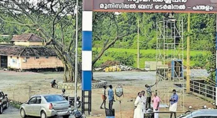 ഉത്ഘാടനം കഴിഞ്ഞിട്ടും ബസ് സ്റ്റാന്റ് തുറന്നു നല്കാതെ പന്തളം നഗരസഭ ഉത്ഘാടനം കഴിഞ്ഞിട്ടും ബസ് സ്റ്റാന്റ് തുറന്നു നല്കാതെ പന്തളം നഗരസഭ