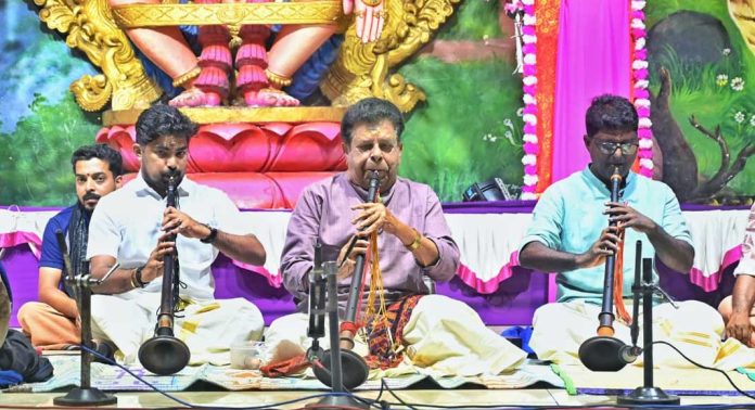 ഭക്തരുടെ മനം കവര്ന്ന് സന്നിധാനത്ത് തിരുവിഴ ജയശങ്കറിന്റെ നാഗസ്വര കച്ചേരി ഭക്തരുടെ മനം കവര്ന്ന് സന്നിധാനത്ത് തിരുവിഴ ജയശങ്കറിന്റെ നാഗസ്വര കച്ചേരി