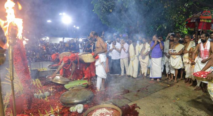 മാളികപ്പുറം ഗുരുതിയോടെ സമാപനം മാളികപ്പുറം ഗുരുതിയോടെ സമാപനം