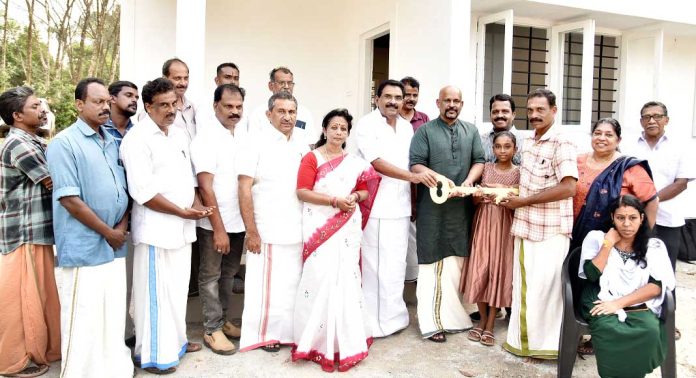 ഡോ. എം. എസ്. സുനിലിന്റെ 367 -മത് സ്നേഹഭവനം പുതുവത്സര സമ്മാനമായി മീനു അശോകനും കുടുംബത്തിനും ഡോ. എം. എസ്. സുനിലിന്റെ 367 -മത് സ്നേഹഭവനം പുതുവത്സര സമ്മാനമായി മീനു അശോകനും കുടുംബത്തിനും