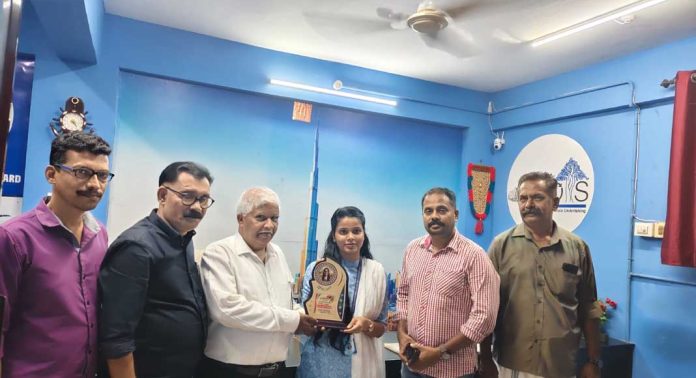 ജില്ലയിലെ ഏറ്റവും നല്ല പ്രവാസി കാരുണ്യ പ്രവർത്തനത്തിനുള്ള ആദരവ് പ്രവാസി സേവാ കേന്ദ്രം സെക്രട്ടറി സോനാ എസ് തോമസിന് ജില്ലയിലെ ഏറ്റവും നല്ല പ്രവാസി കാരുണ്യ പ്രവർത്തനത്തിനുള്ള ആദരവ് പ്രവാസി സേവാ കേന്ദ്രം സെക്രട്ടറി സോനാ എസ് തോമസിന്