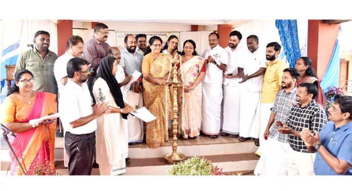 ജനപ്രതിനിധികളായ പൂർവ്വ വിദ്യാർത്ഥികളെ ആദരിച്ചു ജനപ്രതിനിധികളായ പൂർവ്വ വിദ്യാർത്ഥികളെ ആദരിച്ചു
