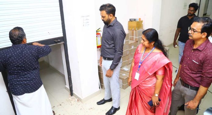 നിയമസഭാ തിരഞ്ഞെടുപ്പ് : ഇവിഎം, വിവിപാറ്റുകളുടെ ഫസ്റ്റ് ലെവല് ചെക്കിംഗ് ആരംഭിച്ചു നിയമസഭാ തിരഞ്ഞെടുപ്പ് : ഇവിഎം, വിവിപാറ്റുകളുടെ ഫസ്റ്റ് ലെവല് ചെക്കിംഗ് ആരംഭിച്ചു