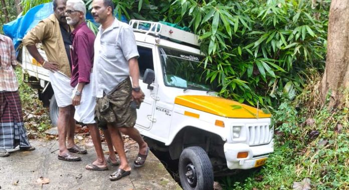 തണ്ണിത്തോട് റോഡിൽ പിക് അപ് വാൻ അപകടത്തിൽപെട്ടു തണ്ണിത്തോട് റോഡിൽ പിക് അപ് വാൻ അപകടത്തിൽപെട്ടു