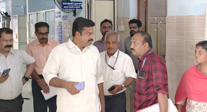 കോന്നി താലൂക്ക് ആശുപത്രിയുടെ നിർമാണ പ്രവർത്തനങ്ങൾ അടുത്തമാസം ഇരുപതോട് കൂടി പൂർത്തിയാക്കി കെട്ടിടം കൈമാറണമെന്ന് നിർദേശം നൽകി അഡ്വ. കെ യു ജനീഷ് കുമാർ എം എൽ എ കോന്നി താലൂക്ക് ആശുപത്രിയുടെ നിർമാണ പ്രവർത്തനങ്ങൾ അടുത്തമാസം ഇരുപതോട് കൂടി പൂർത്തിയാക്കി കെട്ടിടം കൈമാറണമെന്ന് നിർദേശം നൽകി അഡ്വ. കെ യു ജനീഷ് കുമാർ എം എൽ എ