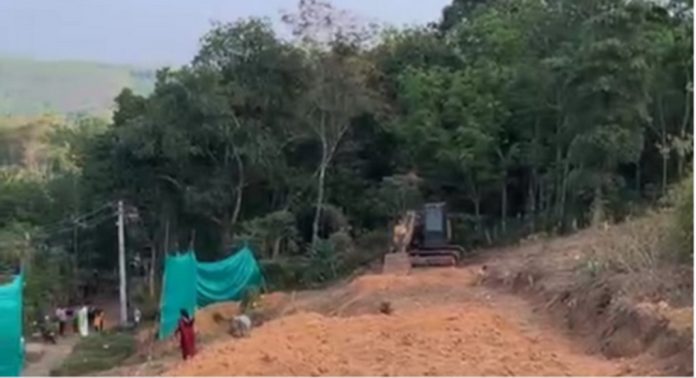 എനാദിമംഗലം കീരുകുന്നുമല ഇടിച്ചു നിരത്താന് ശ്രമം ; നാട്ടുകാര് പ്രതിഷേധത്തില് എനാദിമംഗലം കീരുകുന്നുമല ഇടിച്ചു നിരത്താന് ശ്രമം ; നാട്ടുകാര് പ്രതിഷേധത്തില്