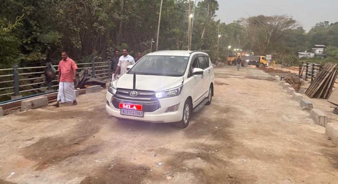 പുതമൺ പാലം വാഹന ഗതാഗതത്തിനായി തുറന്നു കൊടുത്തു പുതമൺ പാലം വാഹന ഗതാഗതത്തിനായി തുറന്നു കൊടുത്തു