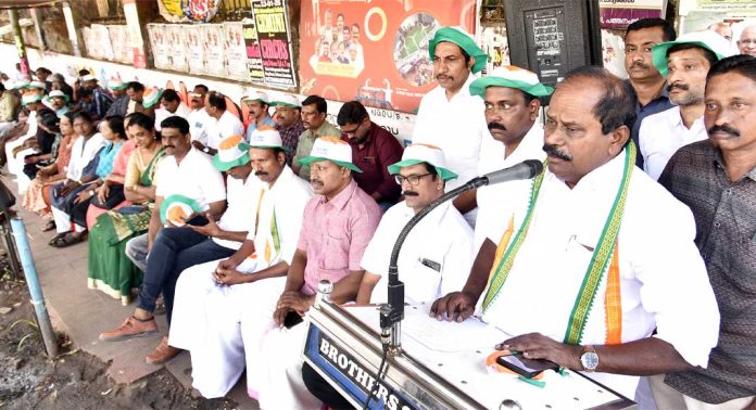 ജീവനക്കാരുടെ ആനുകൂല്യങ്ങൾ സർക്കാർ തുടർച്ചയായി കവർന്നെടുക്കുന്നത് ആസൂത്രിത കൊള്ള – സതീഷ് കൊച്ചുപറമ്പിൽ ജീവനക്കാരുടെ ആനുകൂല്യങ്ങൾ സർക്കാർ തുടർച്ചയായി കവർന്നെടുക്കുന്നത് ആസൂത്രിത കൊള്ള – സതീഷ് കൊച്ചുപറമ്പിൽ