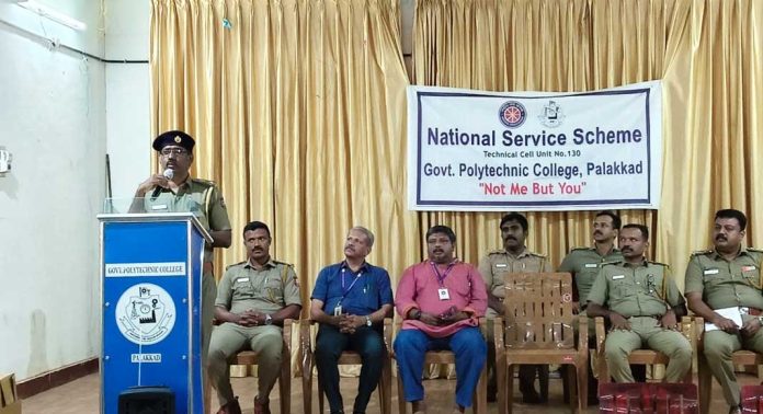 ട്രാഫിക് ബോധവൽക്കരണ ക്വിസ് പ്രോഗ്രാം സംഘടിപ്പിച്ചു ട്രാഫിക് ബോധവൽക്കരണ ക്വിസ് പ്രോഗ്രാം സംഘടിപ്പിച്ചു