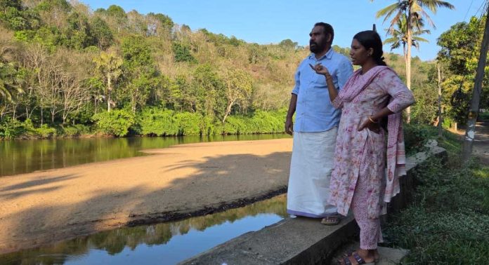 പെരുനാട് മാമ്പാറ കണ്ടംകുളത്ത് കക്കാട്ടാറ്റിൽ മണൽ അടിഞ്ഞുകൂടിയതു മൂലം നദി ഗതിമാറി ഒഴുകി കൃഷിഭൂമിയും പാർശ്വഭിത്തികളും ഇടിയുന്നു പെരുനാട് മാമ്പാറ കണ്ടംകുളത്ത് കക്കാട്ടാറ്റിൽ മണൽ അടിഞ്ഞുകൂടിയതു മൂലം നദി ഗതിമാറി ഒഴുകി കൃഷിഭൂമിയും പാർശ്വഭിത്തികളും ഇടിയുന്നു