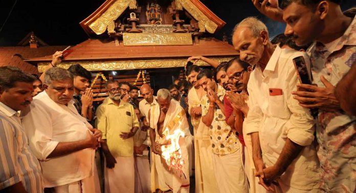 ഭക്തിസാന്ദ്രമായി കോട്ടാങ്ങൽ എട്ടു പടയണിക്ക് ചൂട്ടു വെച്ചു ഭക്തിസാന്ദ്രമായി കോട്ടാങ്ങൽ എട്ടു പടയണിക്ക് ചൂട്ടു വെച്ചു