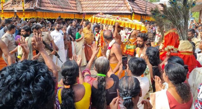 തിരുവാഭരണങ്ങൾ വഹിച്ചുകൊണ്ടുള്ള ഘോഷയാത്രയ്ക്ക് റാന്നി പെരുനാട് കക്കാട്ടുകോയിക്കൽ ശ്രീധർമ്മശാസ്താ ക്ഷേത്രത്തിൽ ഭക്തിനിർഭരമായ സ്വീകരണം തിരുവാഭരണങ്ങൾ വഹിച്ചുകൊണ്ടുള്ള ഘോഷയാത്രയ്ക്ക് റാന്നി പെരുനാട് കക്കാട്ടുകോയിക്കൽ ശ്രീധർമ്മശാസ്താ ക്ഷേത്രത്തിൽ ഭക്തിനിർഭരമായ സ്വീകരണം