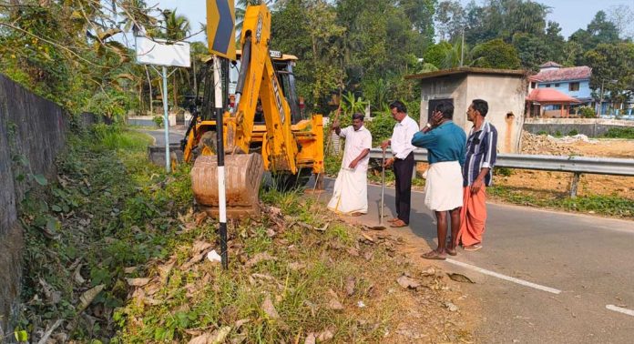 തിരുവാഭരണ പാതയിൽ കാടു മൂടി കിടക്കുന്ന സ്ഥലങ്ങള് തിരുവാഭരണ പാത സംരക്ഷണ സമിതിയുടെ നേതൃത്വത്തിൽ വൃത്തിയാക്കി തിരുവാഭരണ പാതയിൽ കാടു മൂടി കിടക്കുന്ന സ്ഥലങ്ങള് തിരുവാഭരണ പാത സംരക്ഷണ സമിതിയുടെ നേതൃത്വത്തിൽ വൃത്തിയാക്കി