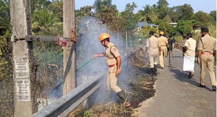 പത്തനംതിട്ടയില് റോഡിലെ അടിക്കാടുകള്ക്ക് തീ പിടിച്ചു പത്തനംതിട്ടയില് റോഡിലെ അടിക്കാടുകള്ക്ക് തീ പിടിച്ചു