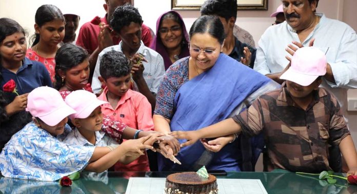 കുട്ടികളെ നിയമസഭയില് സ്വീകരിച്ച് മന്ത്രി വീണാ ജോര്ജ് കുട്ടികളെ നിയമസഭയില് സ്വീകരിച്ച് മന്ത്രി വീണാ ജോര്ജ്