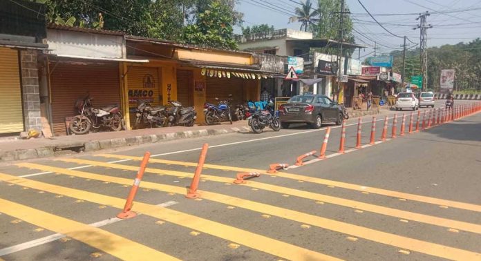 അമിത വേഗതയും അപകടവും ഒഴിവാക്കാന് റാന്നി ടൗണിൻ്റെ വിവിധ ഭാഗങ്ങളിൽ സ്ഥാപിച്ച ട്രാഫിക് കോണുകള്ക്കും രക്ഷയില്ലാതായി അമിത വേഗതയും അപകടവും ഒഴിവാക്കാന് റാന്നി ടൗണിൻ്റെ വിവിധ ഭാഗങ്ങളിൽ സ്ഥാപിച്ച ട്രാഫിക് കോണുകള്ക്കും രക്ഷയില്ലാതായി